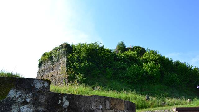 Two Towers Twixt in Fontenoy-le-Château