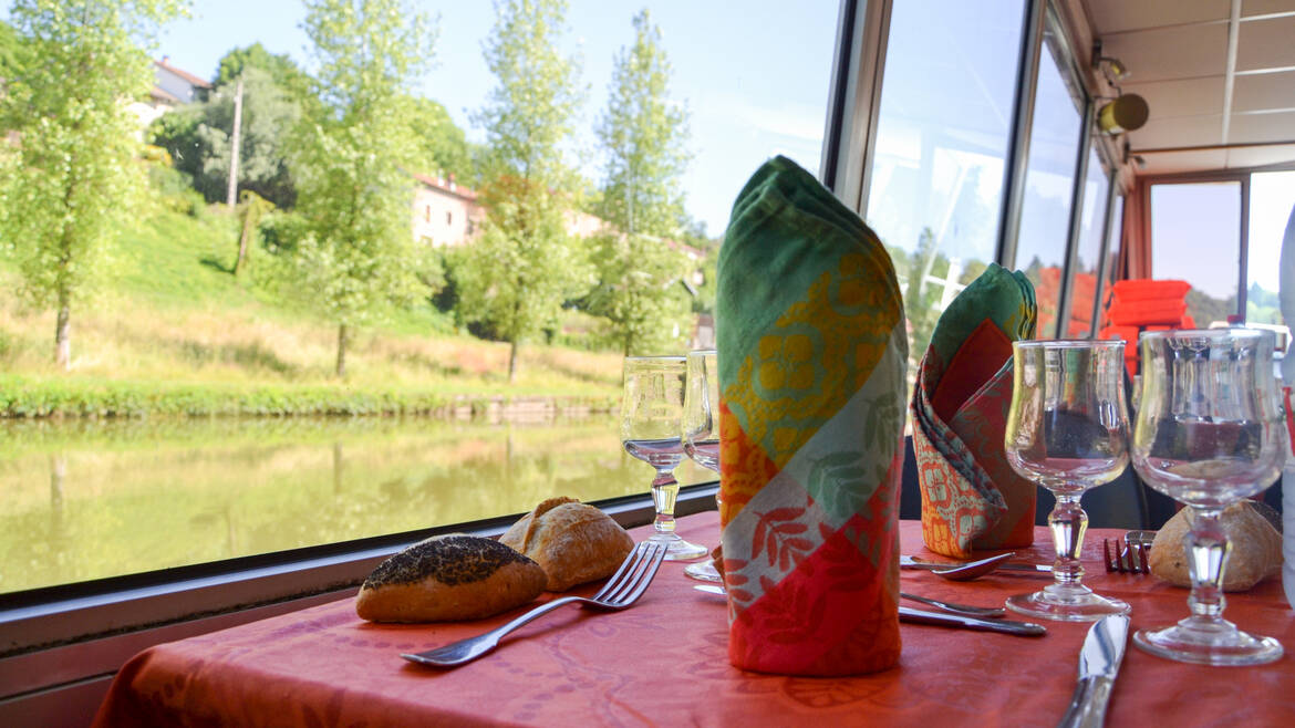 11h30 – Croisière-repas sur le Canal des Vosges
