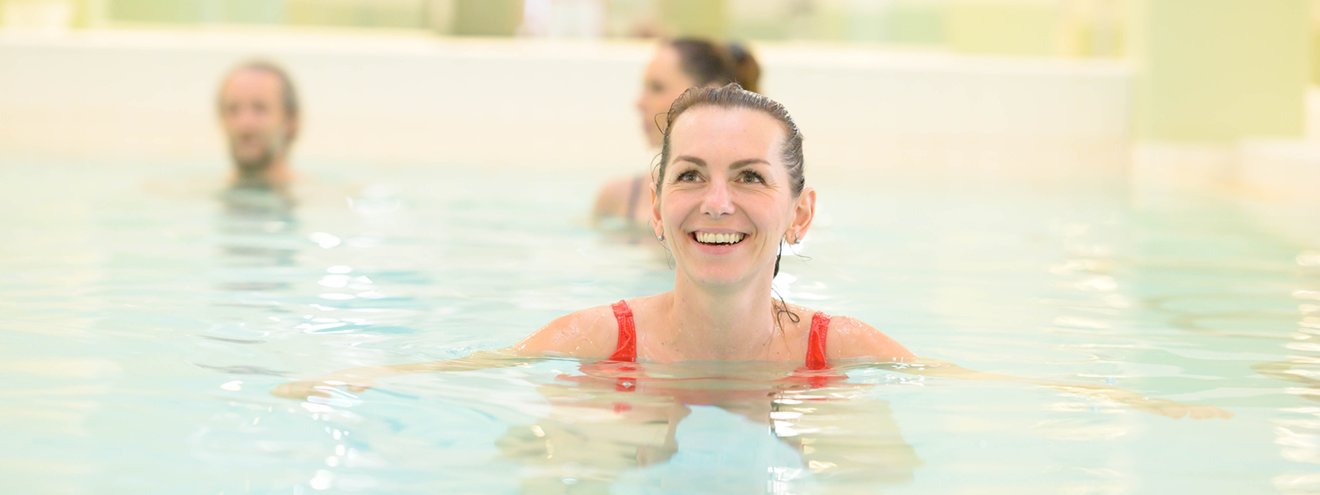 Femme dans l'eau des thermes de Bains-les-Bains