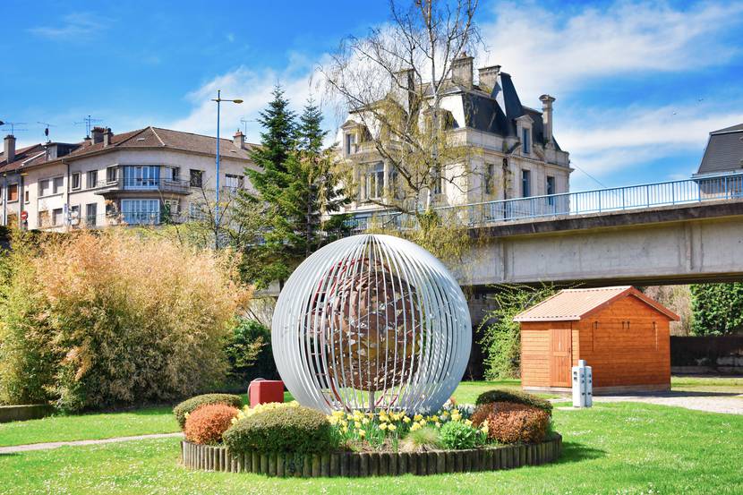 Structure métallique au bord du Canal de Charmes - Sculpture à Charmes
