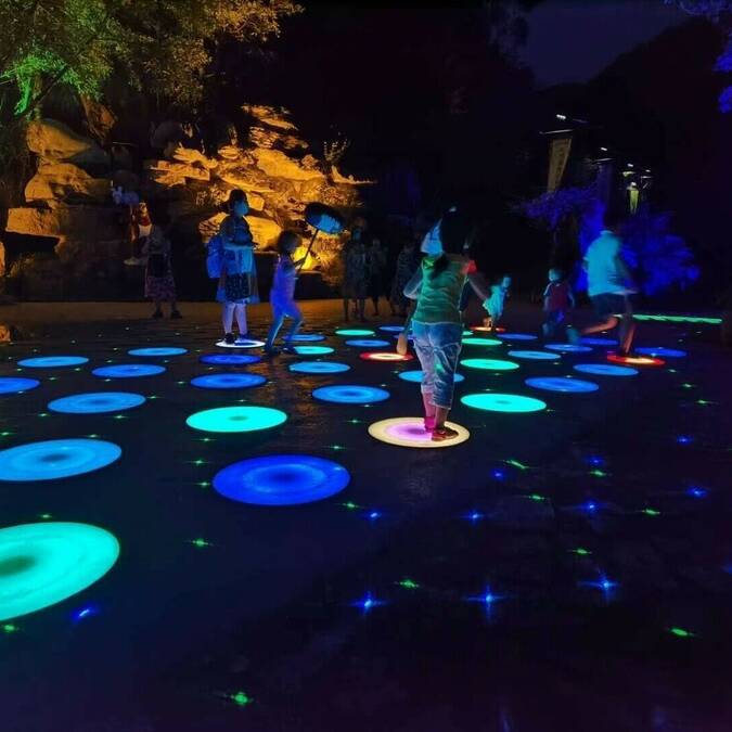 Bouncing Lights - Place des Vosges